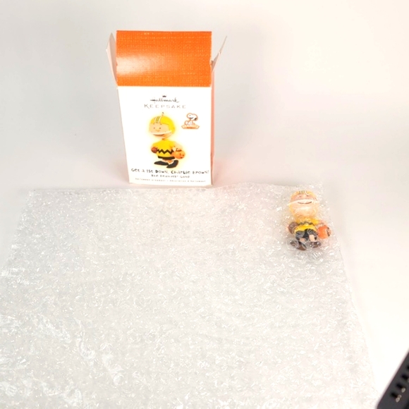 GET A 1ST DOWN, CHARLIE BROWN Hallmark Keepsake Collectible Ornament 2009 w/box - Picture 10 of 11